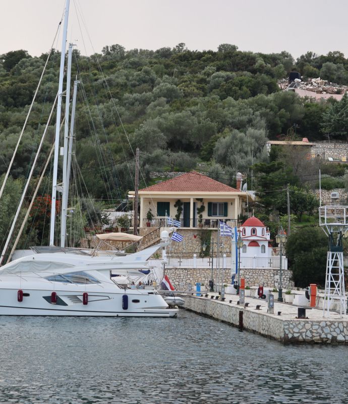 Haven am See mit angelegtem Sportboot