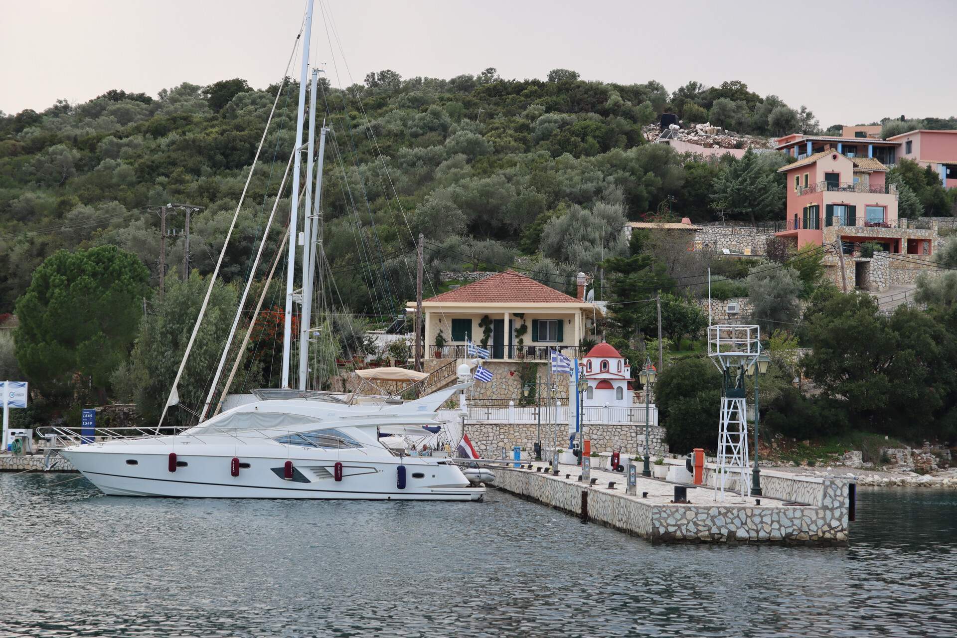 Haven am See mit angelegtem Sportboot